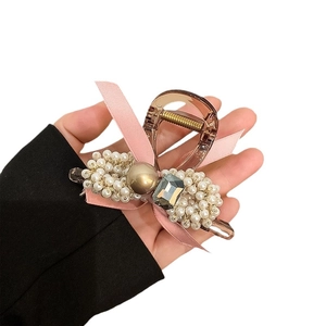 Pince à cheveux style français avec perles, nœud rose et détail de bijou rétro