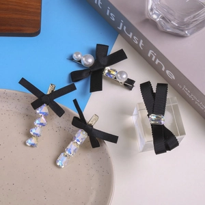 Detail van handgemaakte haarclips met parels en kristallen op een decoratief display