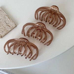 French Style Amber Octopus Hair Claw Clip Large Resin Shark Clip For Women Elegant Minimalist Hair Styling Accessories