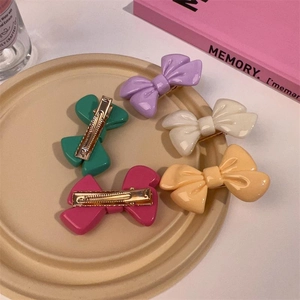 Lot de 5 barrettes à cheveux nœud colorées présentées sur une coupelle élégante