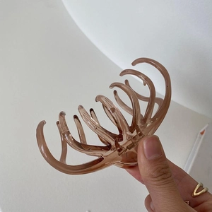 Elegant amber octopus claw hair clip in a translucent resin finish for a French lazy style
