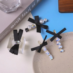 Elegante zwarte strik haarclips set met strasstenen en parels op display