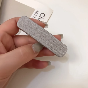 Barrette à cheveux rectangulaire argentée avec texture tissée pour un style quotidien chic