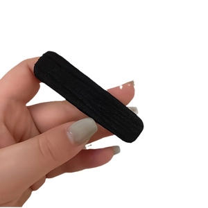 Barrette à cheveux noire en satin de style français avec texture côtelée élégante