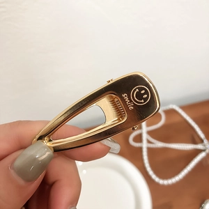 Barrette à cheveux élégante en métal doré avec gravure Smile et texture brossée