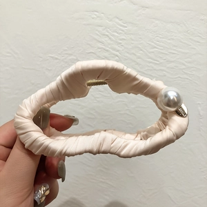 Pince à cheveux élégante en tissu crème avec perle et plaque métallique dorée