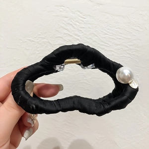 Pince à cheveux élégante en satin noir ornée d'une perle blanche et d'un médaillon doré