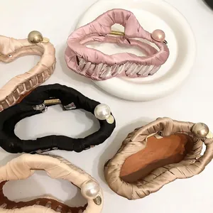 Pinces à cheveux élégantes en satin avec perles d'imitation et détails dorés multicolores