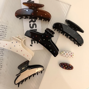 Nahaufnahme von bunten Strass-Haarklammern aus Acetat mit glänzendem Harz-Finish