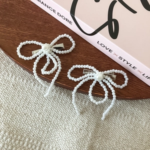 Elegantes Set aus perlenbesetzten Haarklammern mit Schleife und Krokodilklemme
