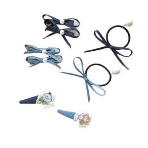 Denim haarspeldenset met bloemen kant borduursel en parel accenten op witte achtergrond