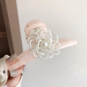 Grande molletta per capelli in acrilico rosa trasparente con un fiore di perle 3D