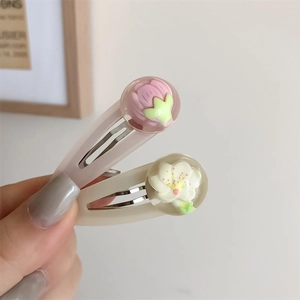 Dettaglio ravvicinato di fermagli per capelli floreali con fiori di ciliegio rosa