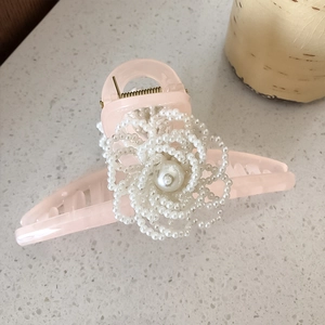 Grande molletta per capelli in acrilico rosa chiaro con fiori di perle bianche di lusso
