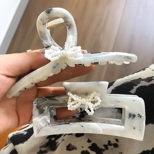 Pinze per capelli in acetato marmorizzato con fiocco di perle artigianali