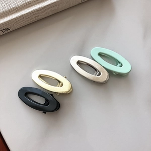 Minimalistische ovale hohle Haarklammern in mattem Metall-Finish für Damen in bunten Farben