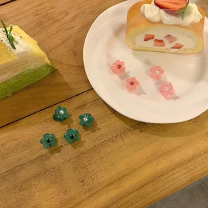 Mini pinces à cheveux fleurs roses et bleu sarcelle avec perles sur fond en bois
