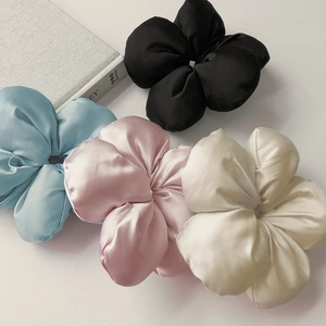 Elastici in raso floreale in azzurro, rosa, beige e nero con texture setosa