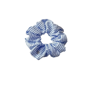 Chouchou en dentelle à rayures bleues avec médaille en métal pour coiffure