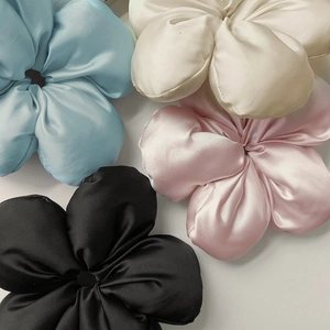 Elastici per capelli a fiori in raso oversize nei colori azzurro, crema, rosa e nero