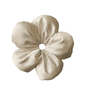 Elegante elastico per capelli a fiori in seta champagne con finitura satinata lucida