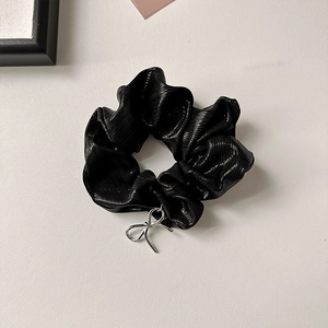 Elastico per capelli nero in pelle plissettata con un ciondolo a fiocco in metallo argento