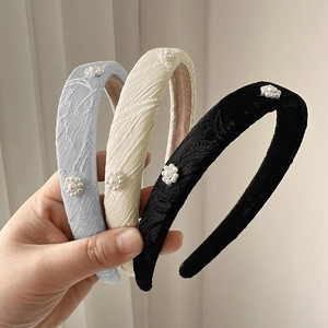 Detail of sponge headbands with embroidery fabric and small pearl flower patterns