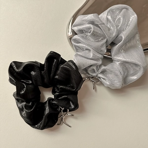 Set di elastici per capelli plissettati argento e neri con fiocco metallico elegante