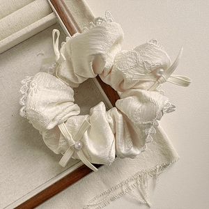 Chouchou en dentelle crème avec broderie florale, perles et petits nœuds en ruban