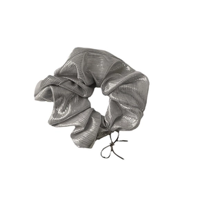 Scrunchie metallizzato argento con fiocco e trama in seta plissettata da donna