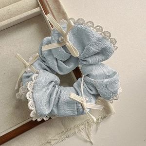 Chouchou élégant bleu clair en dentelle avec nœud blanc et perle décorative