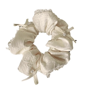 Chouchou élégant en dentelle crème avec perles décoratives et nœuds en ruban de satin