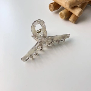 Pince à cheveux élégante en acétate marbré gris avec un design torsadé pour cheveux épais
