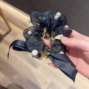 Eleganter schwarzer Organza-Haargummi mit Perlen, Seidenschleife und goldenem Stern-Anhänger