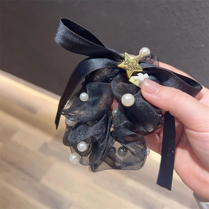 Eleganter schwarzer Chiffon-Haargummi mit weißen Perlen und goldenem Stern-Anhänger
