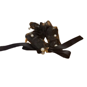 Eleganter schwarzer Tüll-Haargummi mit weißen Perlen, Satinschleife und goldenem Stern