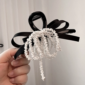 Pinza per capelli a fiocco stile francese con eleganti nappe di perle bianche a mano