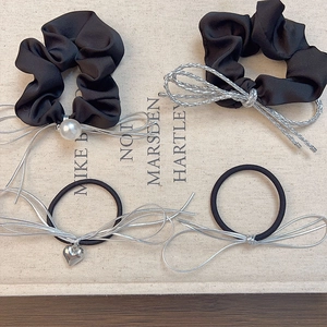 Chouchous Élégants en Satin Noir Avec Nœud Argenté Fausse Künstliche Perle Pendentif Cœur Strass Élastiques Cheveux Femme