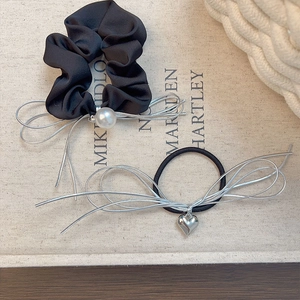 Lot de chouchous avec nœud argenté, perles blanches et pendentif cœur en métal brillant