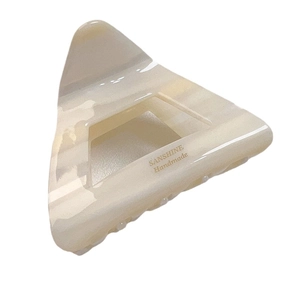 Pinza per capelli triangolare in acetato marmorizzato crema con logo dorato elegante