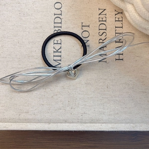 Élastique à cheveux noir élégant avec pendentif coeur argenté et fils métalliques tissés
