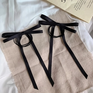 Eleganti elastici per capelli in raso nero con nastri lunghi in stile balletto minimal