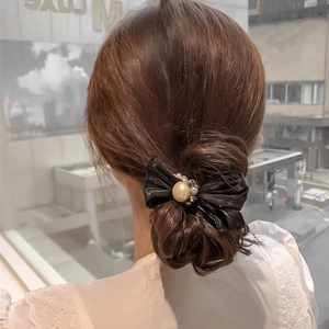 Eleganter schwarzer Haargummi mit Schleife, Perle und Kristallen für hohe Pferdeschwänze