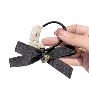 Eleganter schwarzer Satin-Haargummi mit weißen Perlen und Schmuckstein für Damen