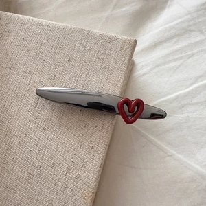 Barrette à cheveux cœur bordeaux en alliage sur carnet avec un design minimaliste