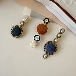 Vintage Französische Haarklammern Set mit Perlen, blauem Samt und goldenen Blumendetails