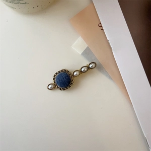 Detailaufnahme der Vintage Haarspange mit blauem Samt und eleganten Perlen