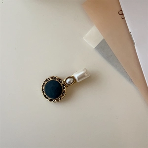 Detail einer Vintage-Haarklammer aus Samt mit Perlen und goldenem Flechtmuster