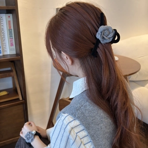 Pince à cheveux camélia gris et ensemble chouchou en velours pour coiffure élégante