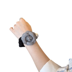 Élastique à cheveux camélia gris en velours avec perle pour coiffures élégantes